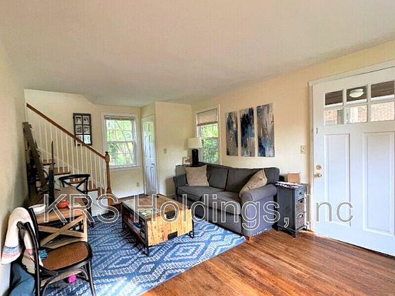3rd image of 219 N Greenbrier St