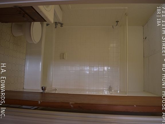 2nd image of 711 11th St APT D