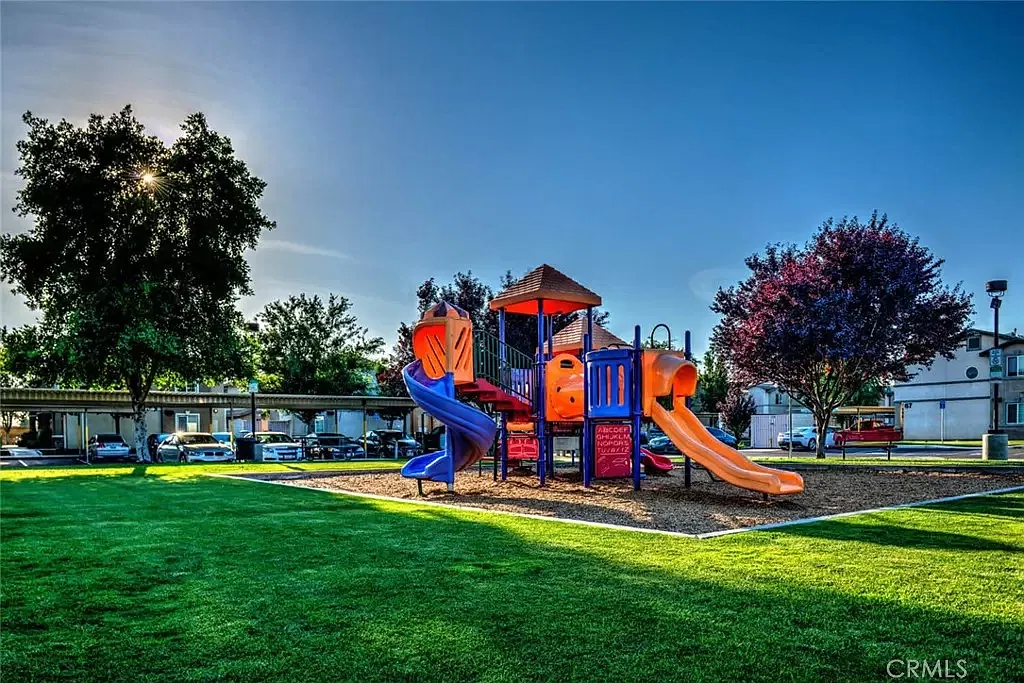 2 bed, 1.5 bath, 1008 sqft, $1,700 — Photo 4