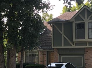 9813 Red Oak Ln, Parkville, MO 64152