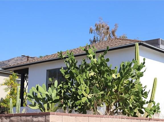 2nd image of 3040 N Buena Vista St