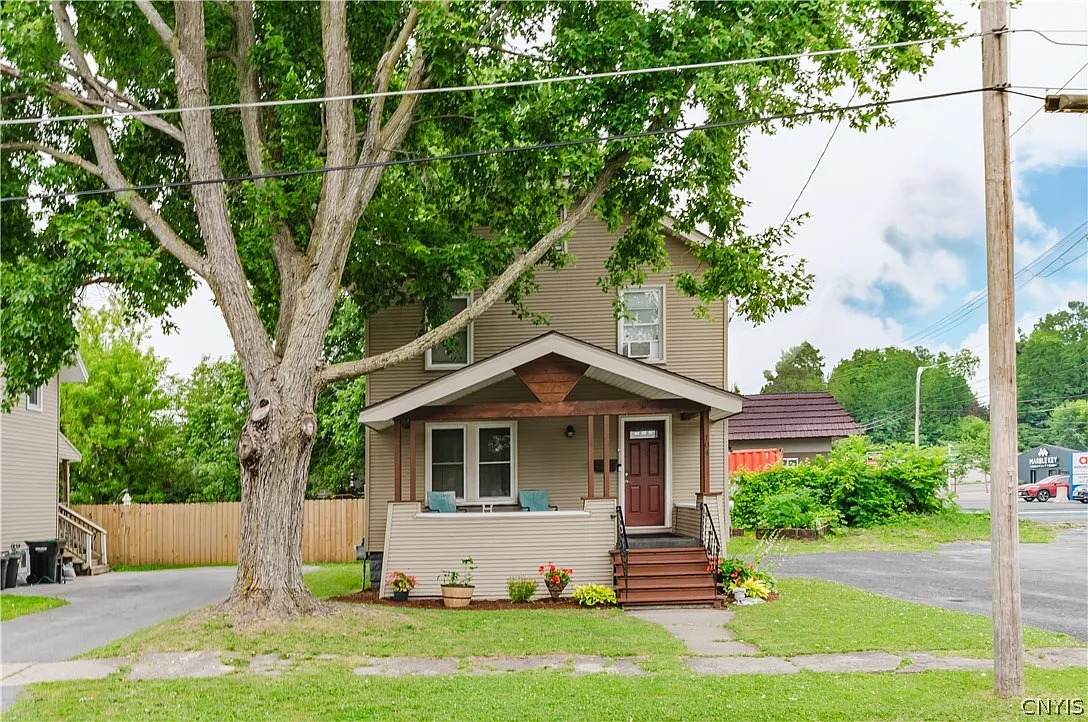 3 bed, 1.0 bath, 1056 sqft, $1,525 — Photo 1