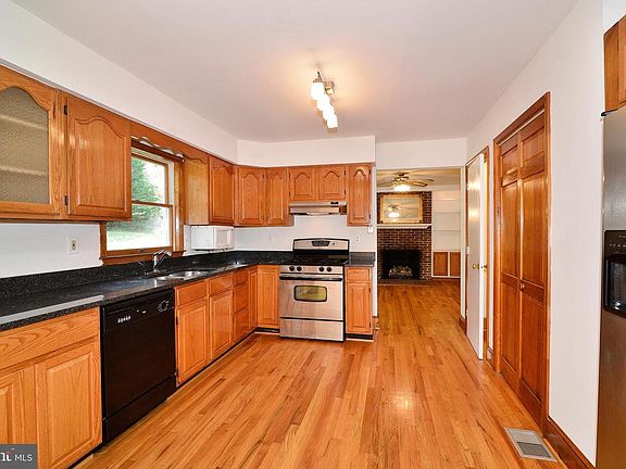 4th image of 3109 Woodland Ln