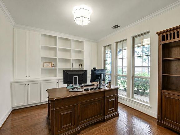 5th image of 6 S Wheatleigh Dr