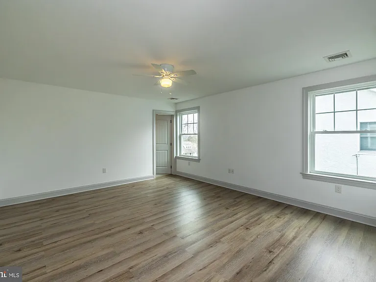 411 James St — Photo 33