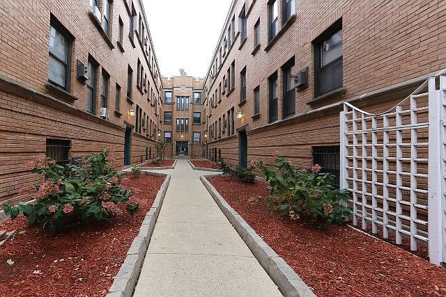 1st image of 821 W Cornelia Ave APT 114