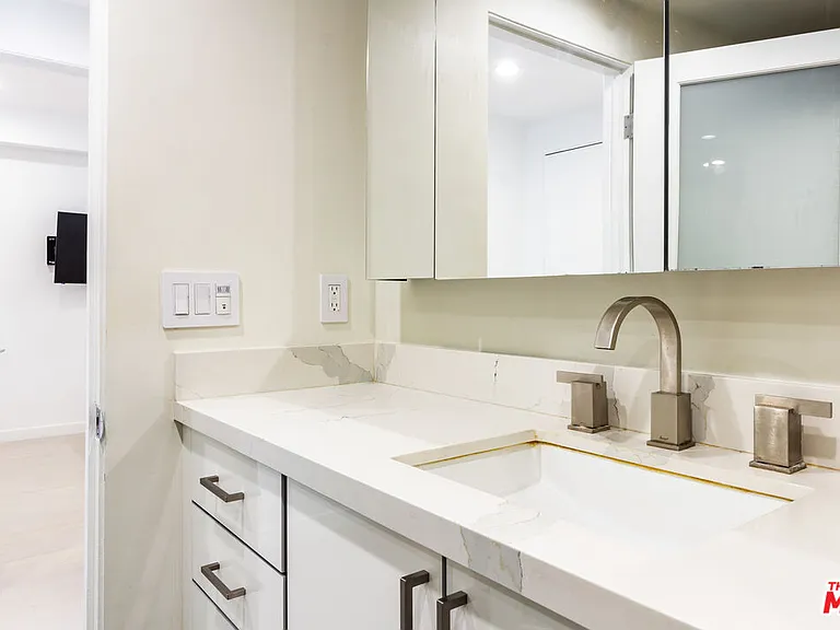 838 N Doheny Dr #203 — Photo 16