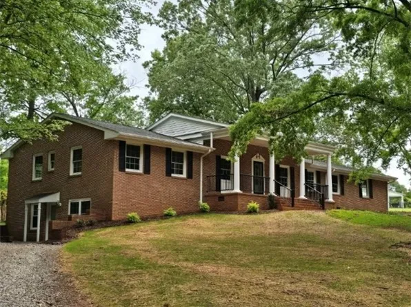212 N Isundega St, Westminster, SC 29693