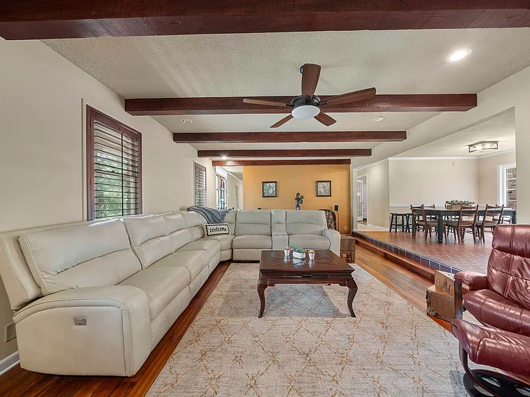 112 Leigh Cir — Photo 8