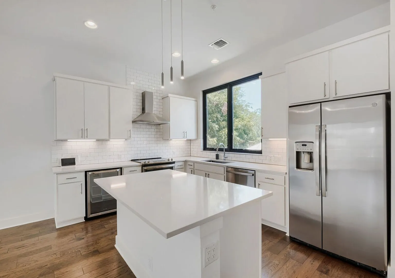 Modern Luxury Townhome in Gated Community - Rooftop Balcony & Premium Upgrades! — Photo 4