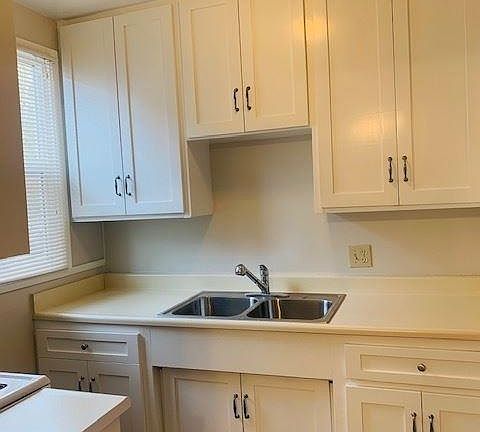 2nd image of 131 N Kenwood St #2