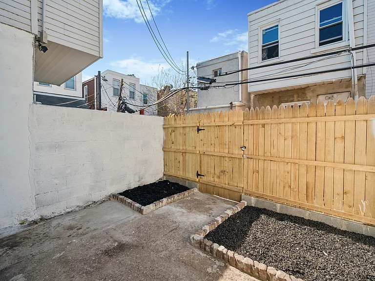 2212 Sears St — Photo 15