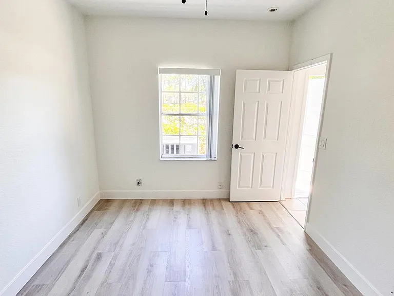 1438 Hawthorne Pl — Photo 7