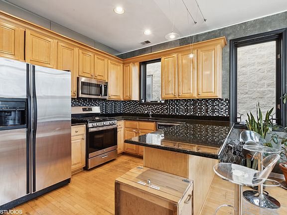 3rd image of 921 N Hermitage Ave APT 3