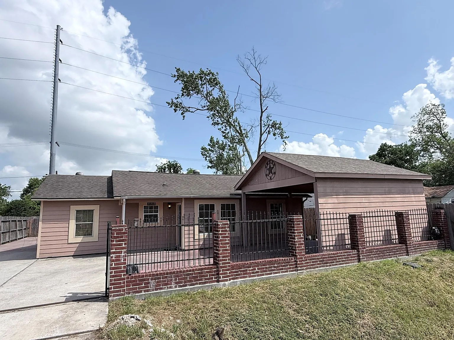 3 bed, 2.0 bath, 1181 sqft, $1,900 — Photo 2