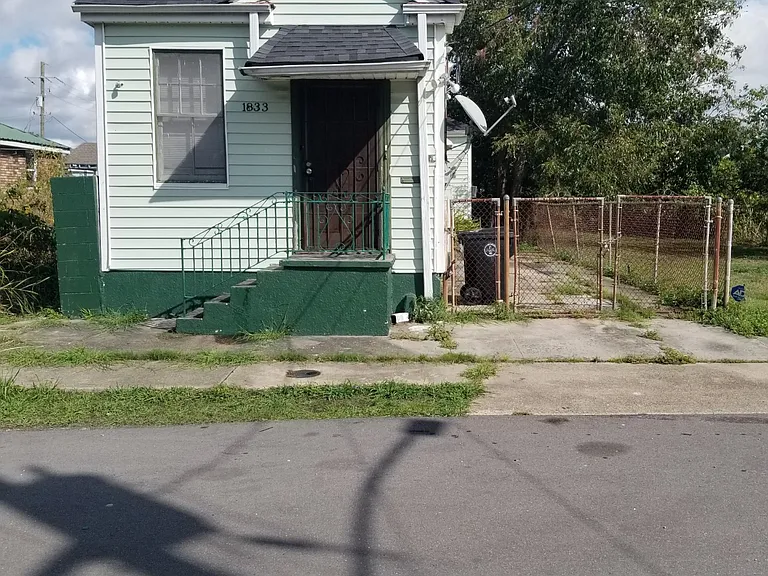 1833 Saint Anthony St — Photo 1