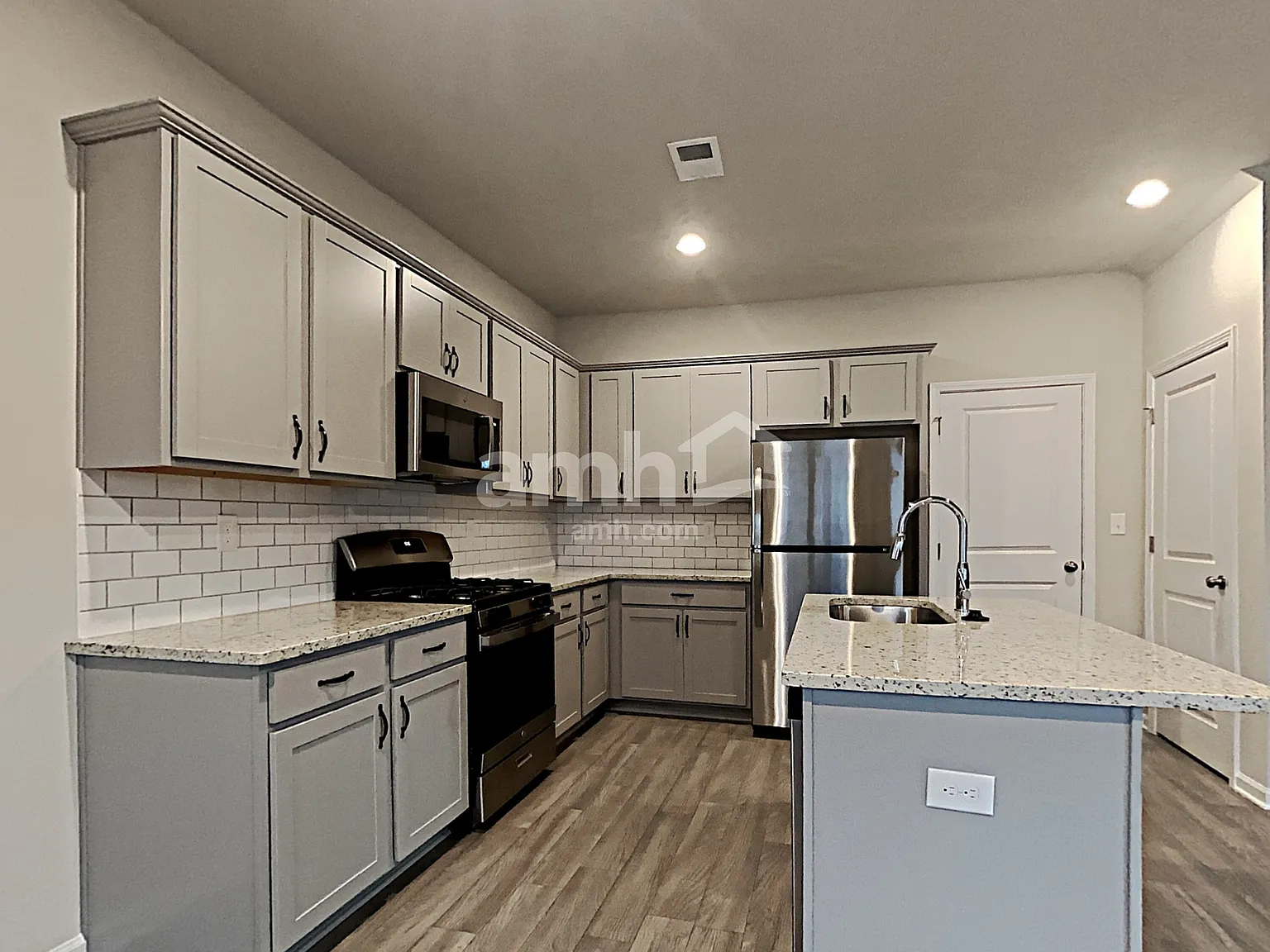 3 bed, 2.5 bath, 1839 sqft, $2,285 — Photo 3
