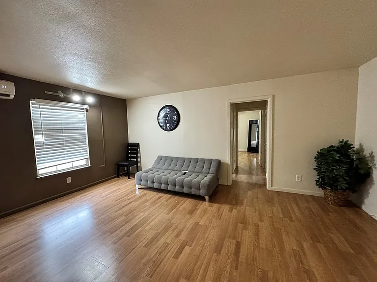 507 W Estes Ave #7 — Photo 4
