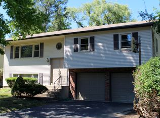 18 Hickory Ln, Garnerville, NY 10923