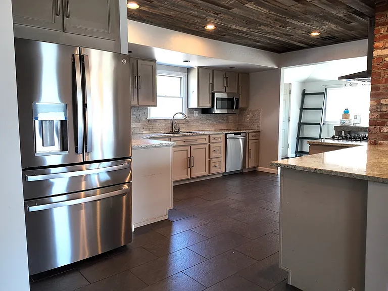 1251 E 31st Ct — Photo 12