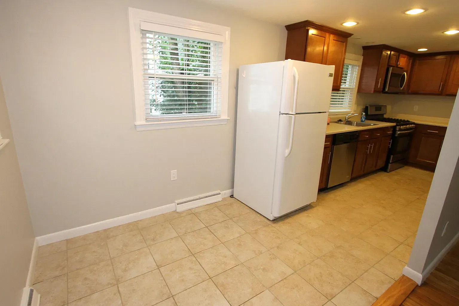 3 bed, 1.5 bath, 1400 sqft, $3,300 — Photo 4