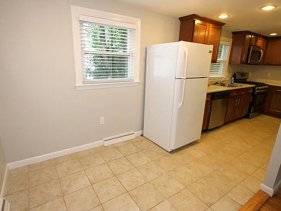 4th image of 70 Crescent St