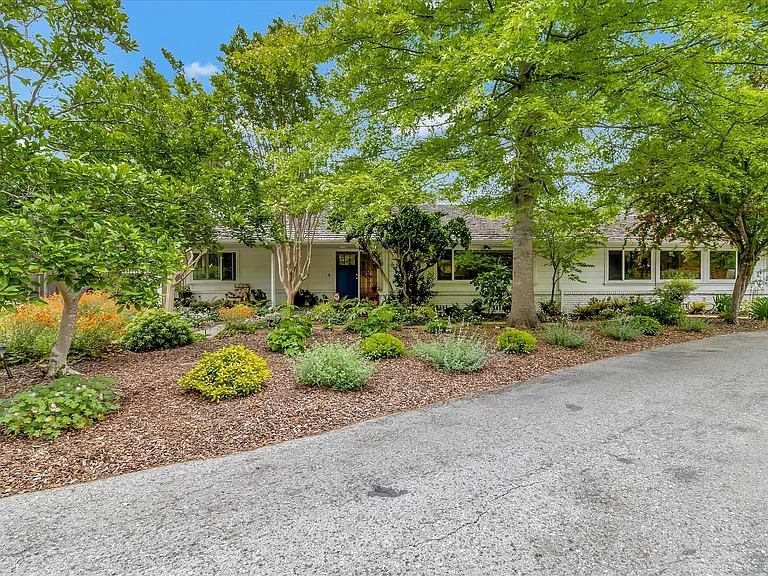240 Oak Grove Ave — Photo 3