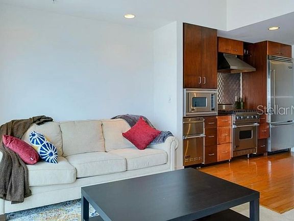 4th image of 1120 E Kennedy Blvd Unit 819