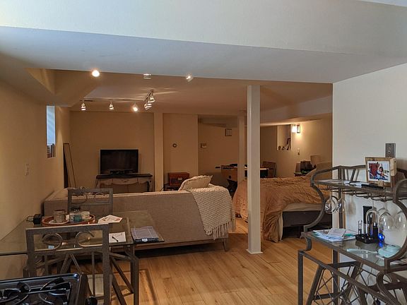 5th image of 527 N Marshfield Ave