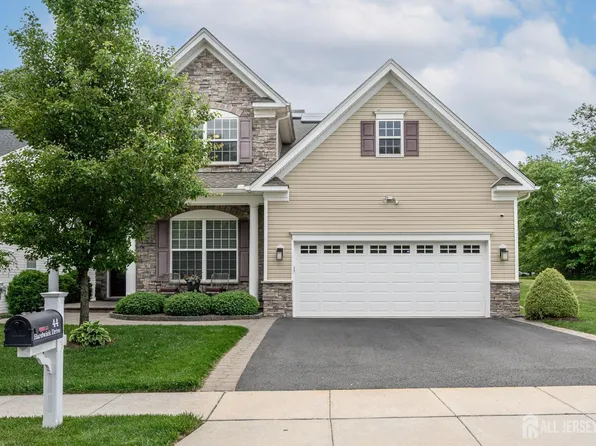 44 Hardwick Dr, Kendall Park, NJ 08824