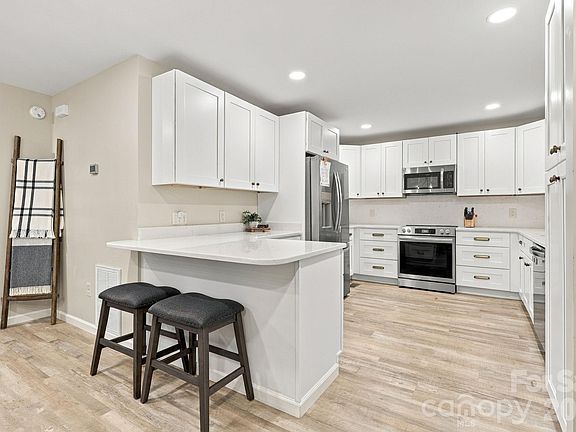 4th image of 643 Timberline Dr