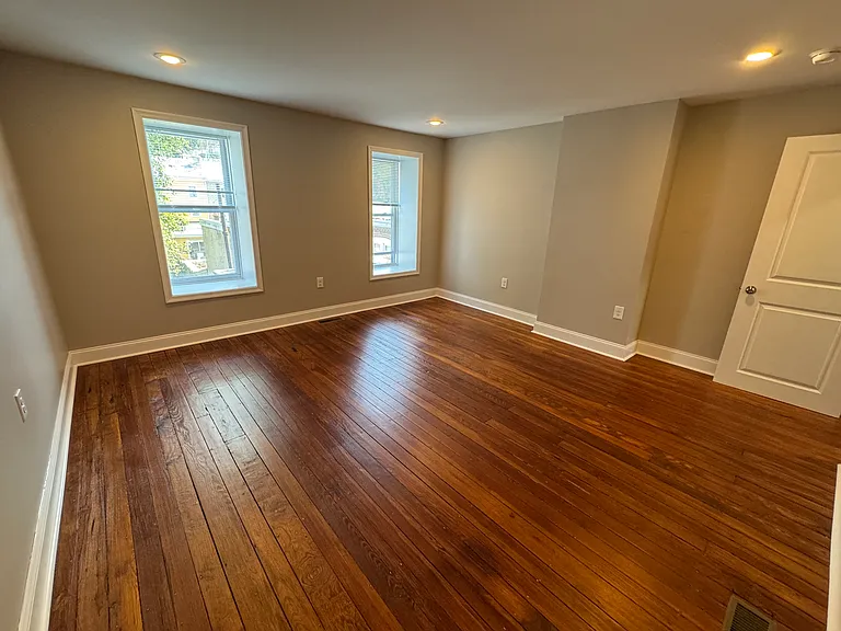 Read 2nd floor bedroom