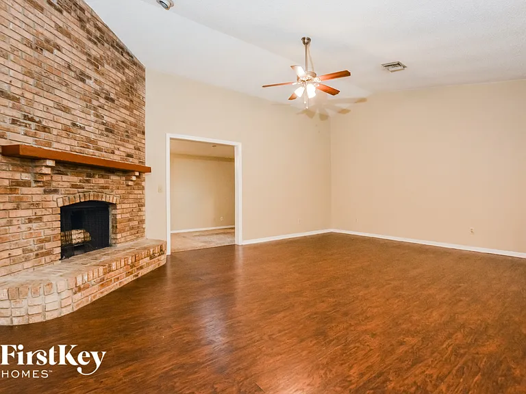 520 Whispering Oak Ln — Photo 2