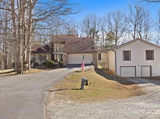 40 Country Bear Ln, Flat Rock, NC 28731
