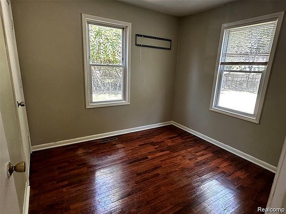 4th image of 1233 Allen St