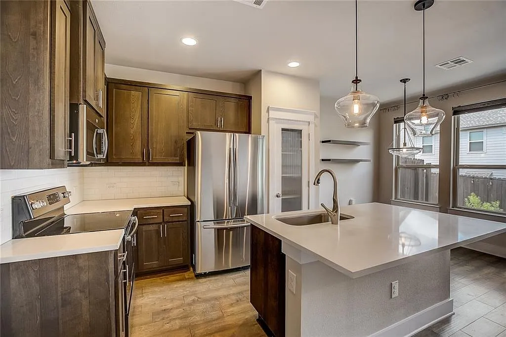 3 bed, 2.5 bath, 1739 sqft, $2,350 — Photo 4