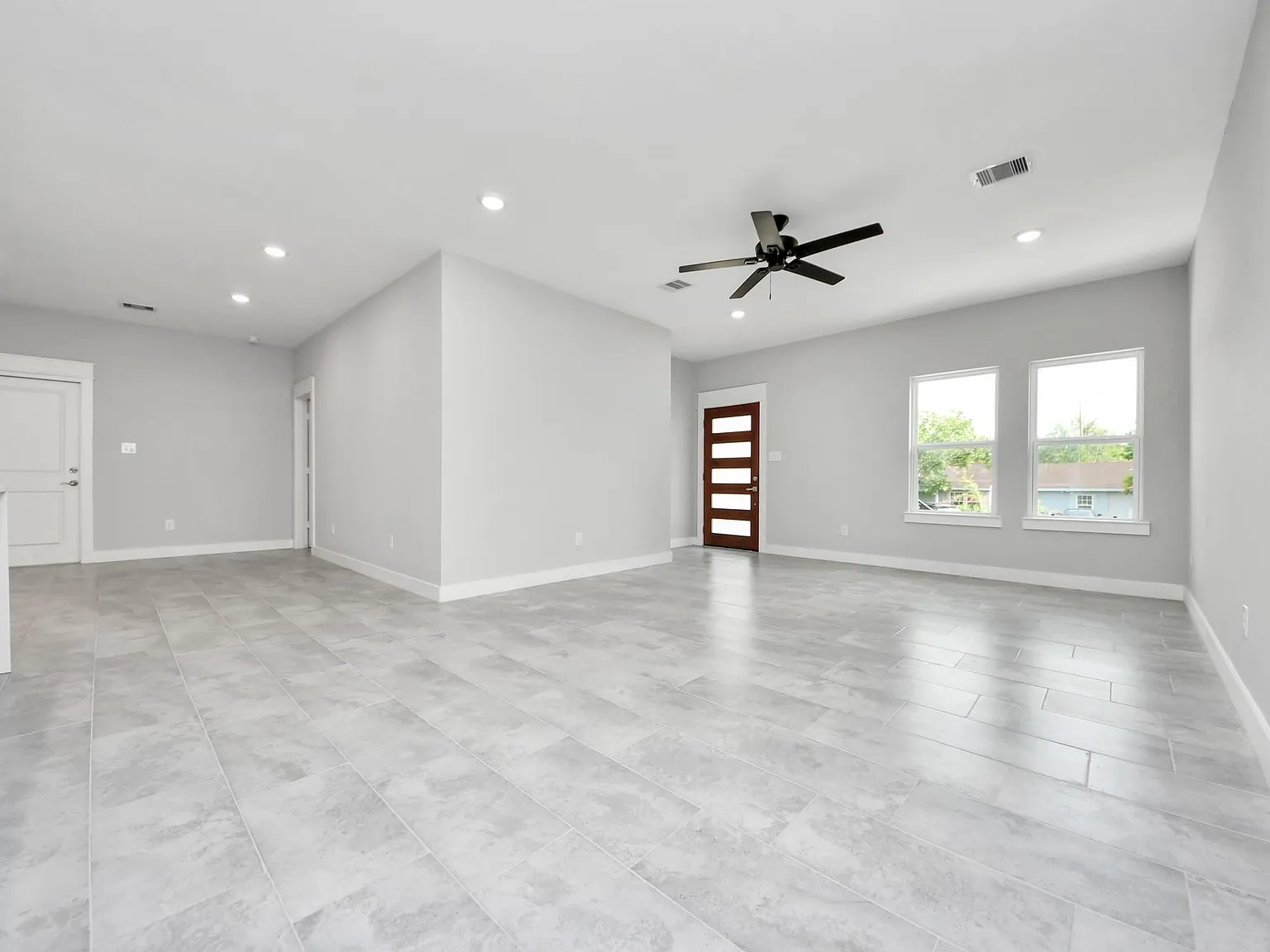 7 bed, 4.0 bath, 4700 sqft, $4,500 — Photo 3
