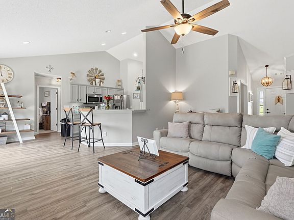 5th image of 319 Spring Hill Dr