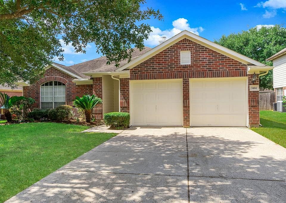 Charming all brick facade single story with stellar curb appeal
