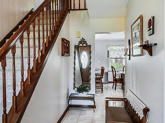 4th image of 718 Stratford Dr