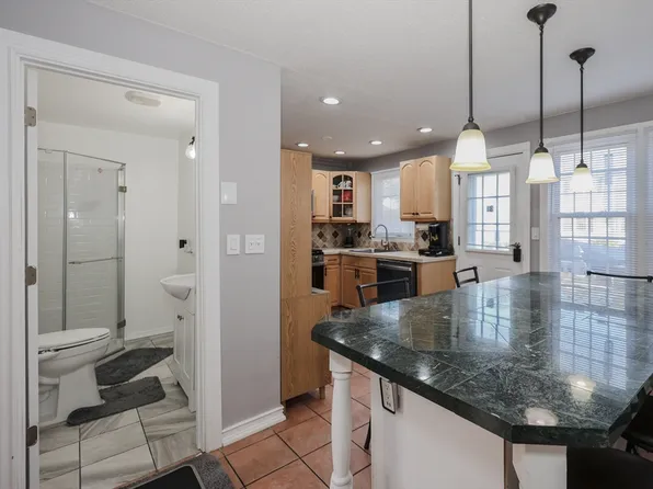 32-32A Rockingham St, Lowell, MA 01852