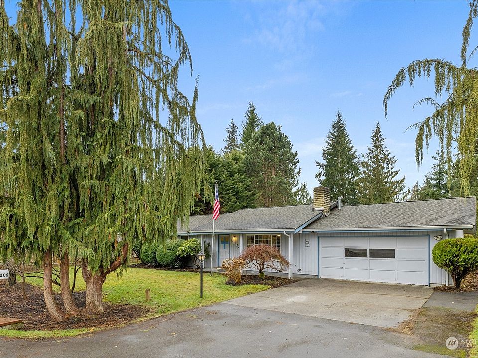 Desirable rambler nestled in the heart of Marysville with curb appeal and well-appointed within the neighborhood.>