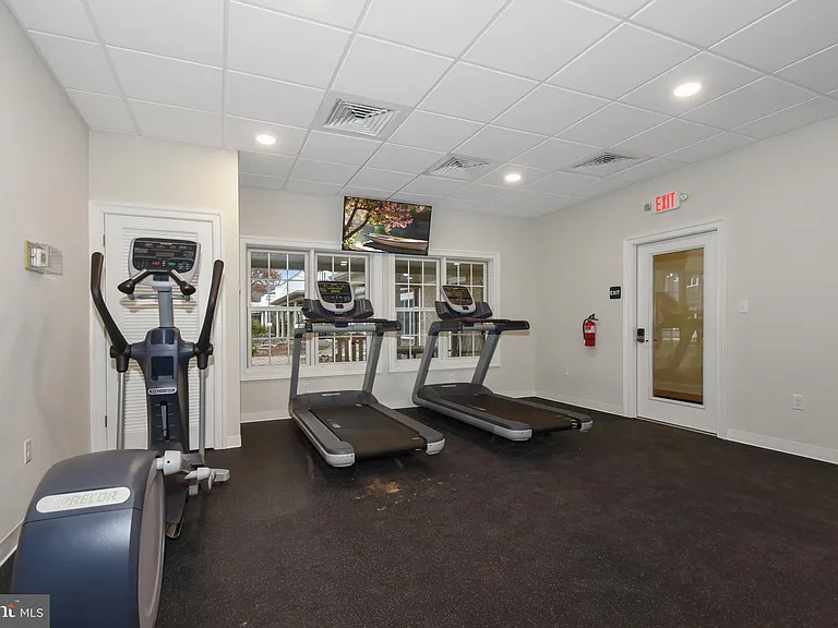 121 High Pointe Dr #38 — Photo 31