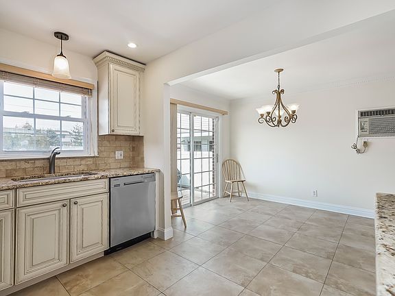 5th image of 15 Crandall Dr