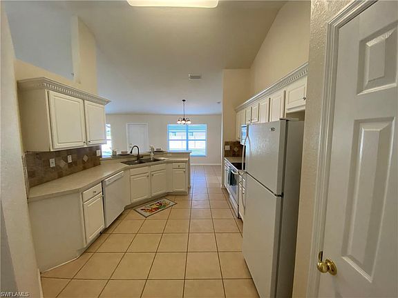3rd image of 927 SW 31st Ter