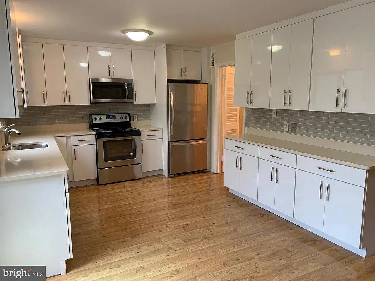 3 bed, 3.5 bath, 2600 sqft, $3,100 — Photo 2