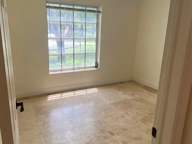 2200 NE 66th St #1412 — Photo 12
