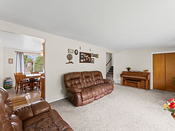 3rd image of 323 Holiday Dr