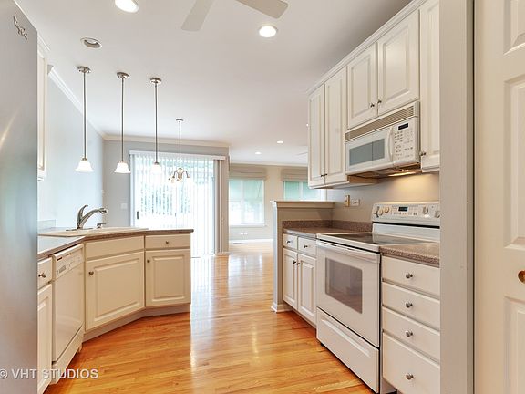 4th image of 2318 Carillon Dr