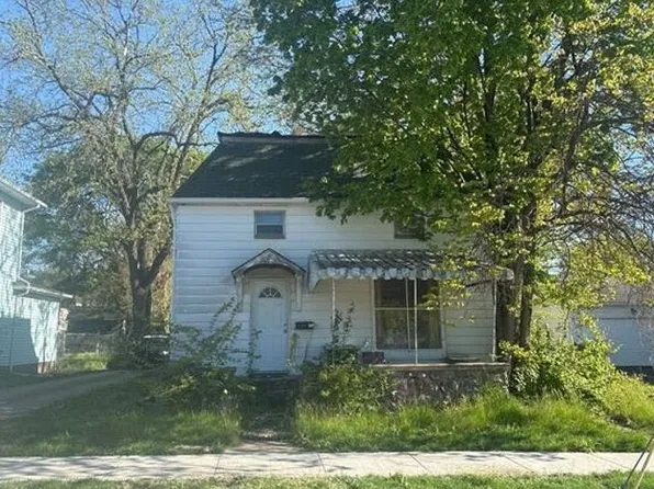 215 E 3rd St, Buchanan, MI 49107